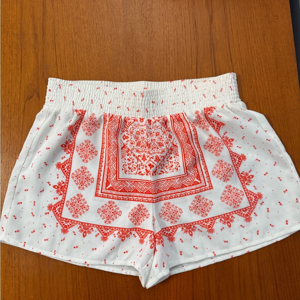 Women's White and Red Patterned Shorts size small